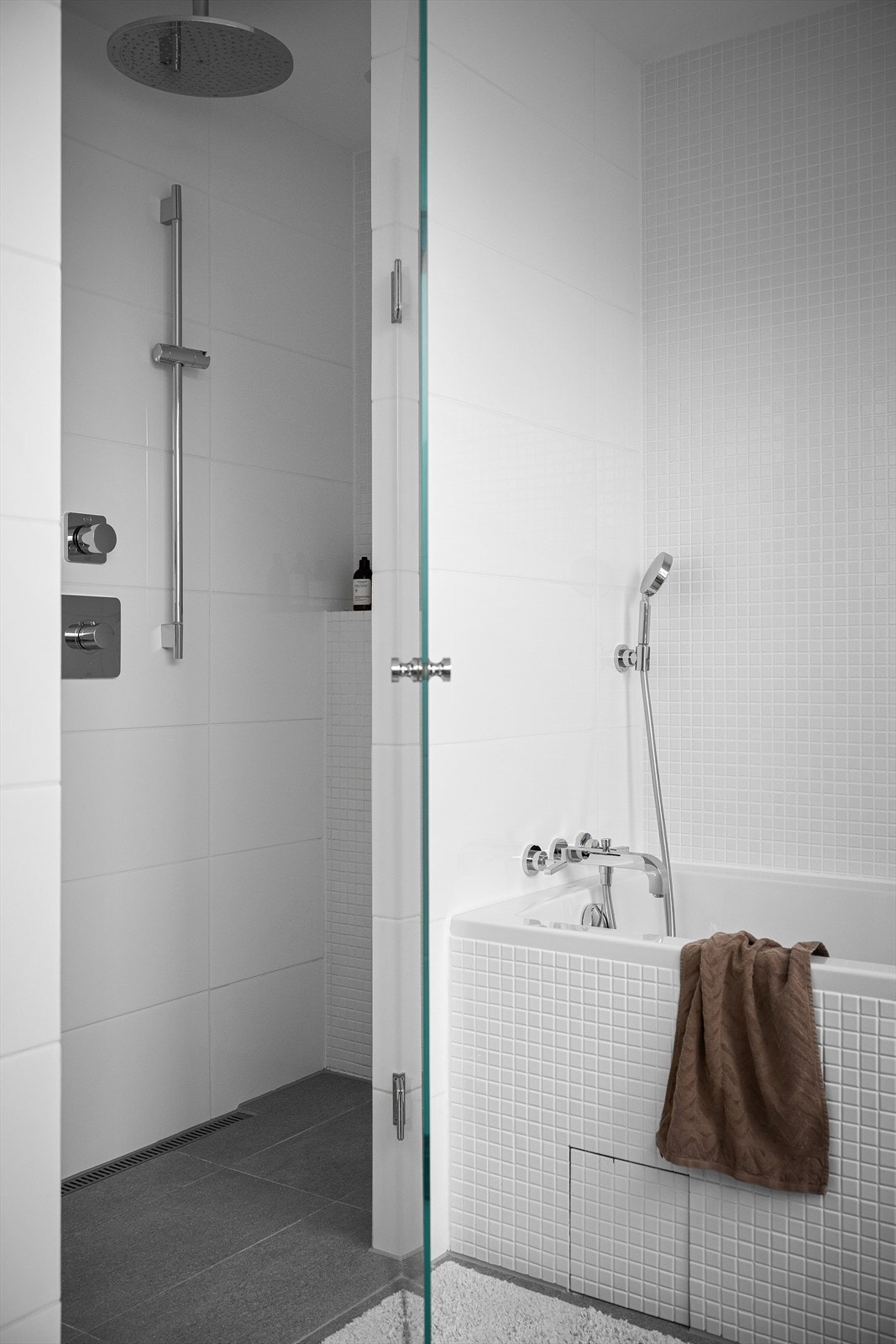 Eget dusjrom med vannfallsdusj. Såpehylle. Badet har også plass til påkledningsbenk. Galleribilde