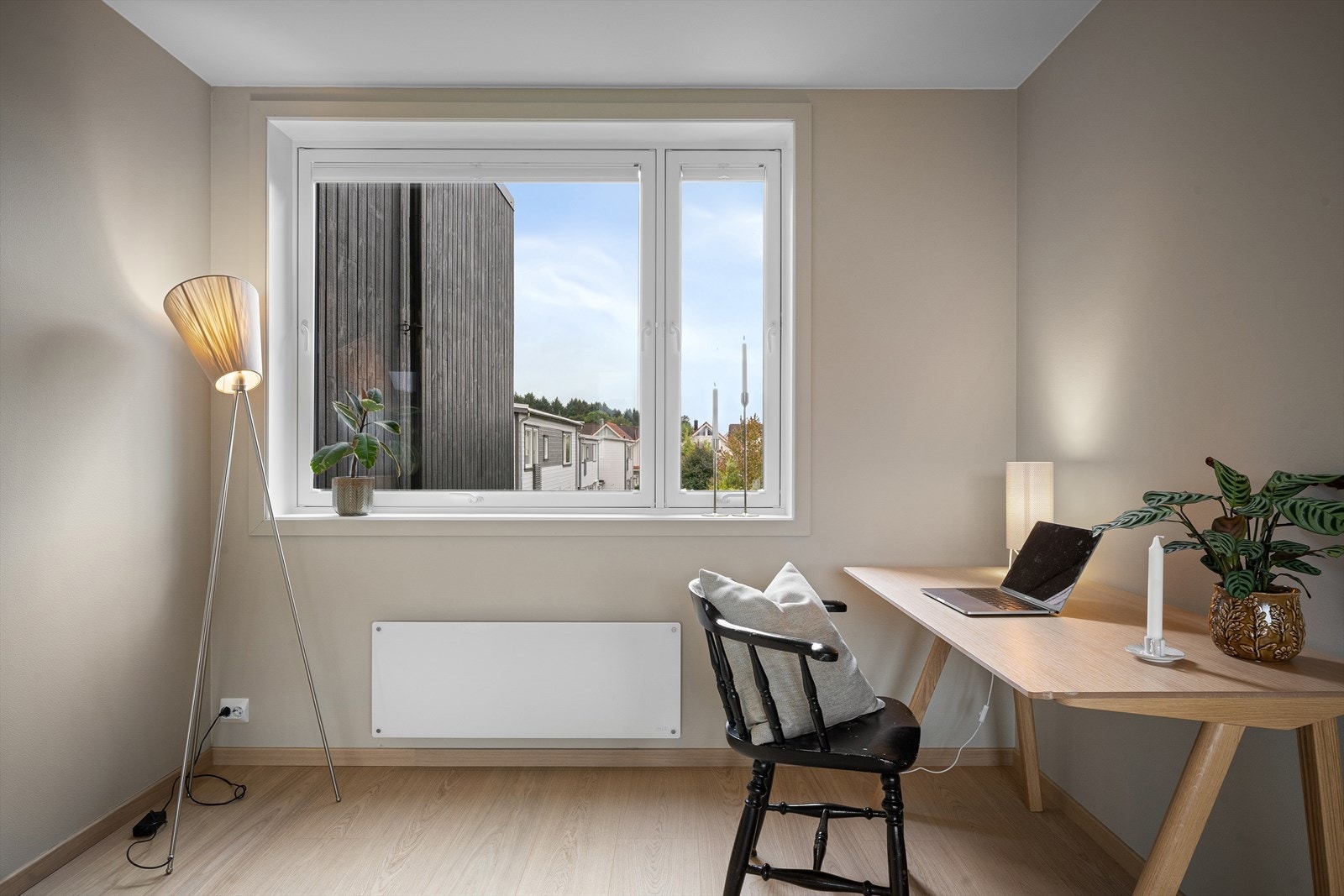 Rikelig med plass til hjemmekontor og lesekrok i tillegg stor tv-stue for hele familien eller venner på besøk. Galleribilde