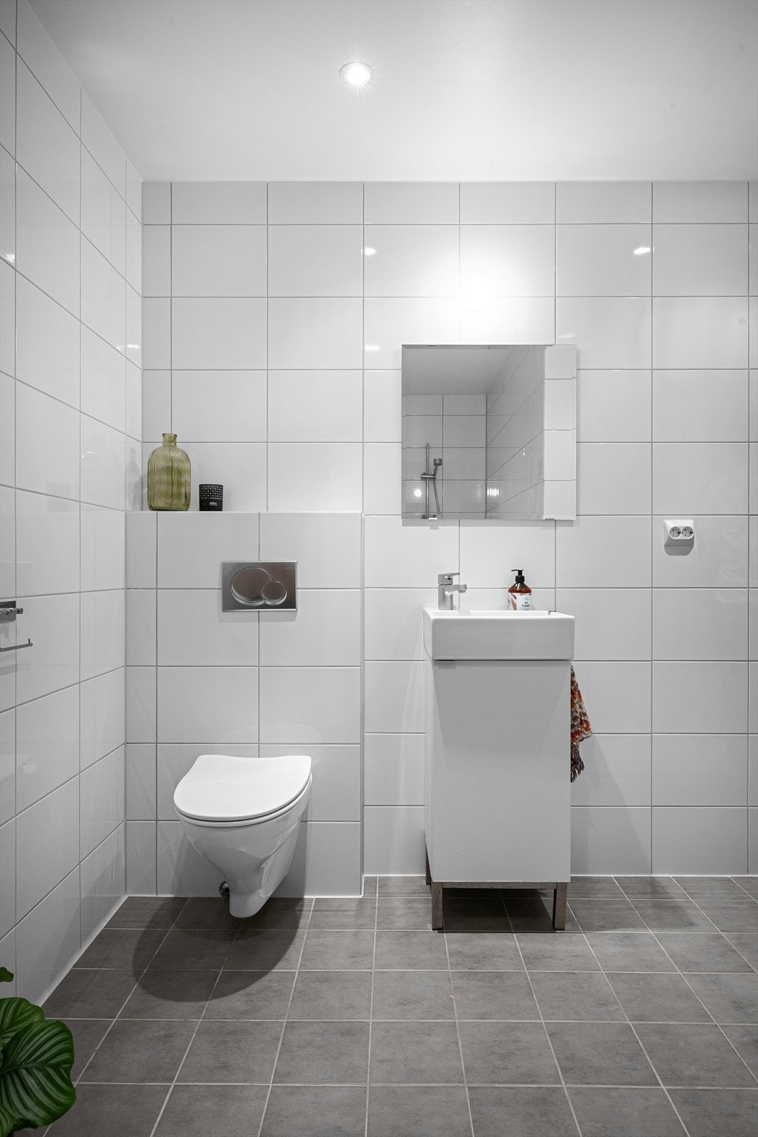 Et romslig baderom nr. 3 med egen badstue. I tillegg er det gjestetoalett i første etasje som gir totalt 4 wc. Galleribilde