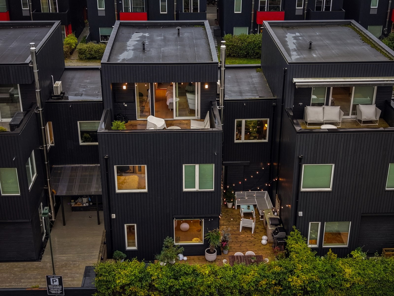 Helt skjermet og private uterom både ut fra kjøkken og på takterrassen. Oppe har du nydelig og luftig utsikt. Ut fra kjøkken har du solrik terrasse, helt lunt og med frodig bøkehekk som skjermer. Galleribilde