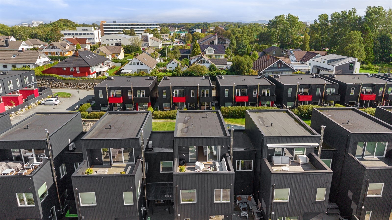 Solrik og privat takterrasse med luftig utsikt. Galleribilde