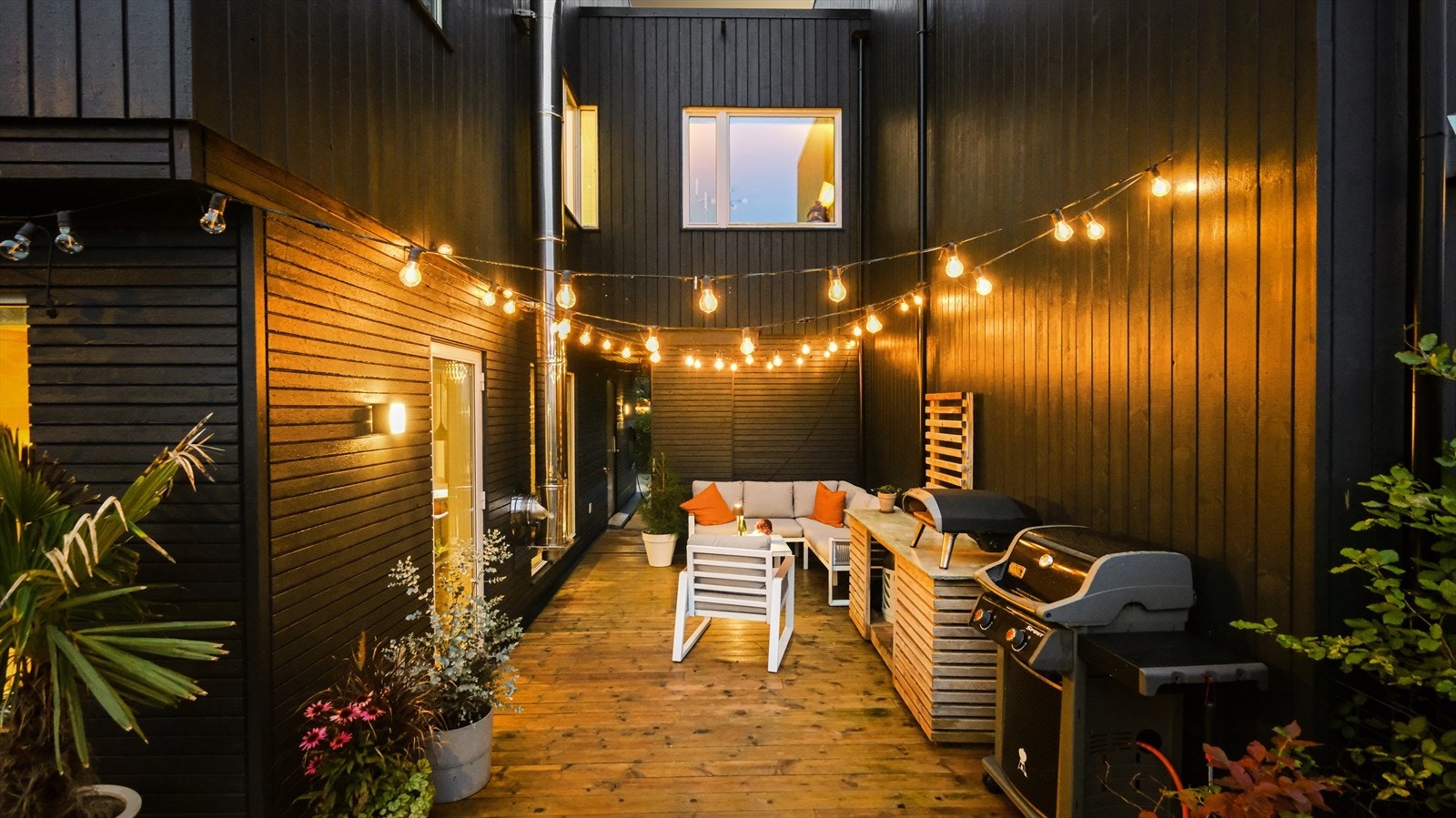 Fin flyt mellom inne og ute. Skyvedør inn til carport og bod. En egen, privat liten oase. Galleribilde