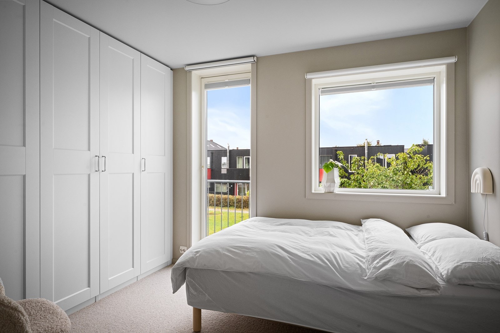 Vegg til vegg skapplass og god plass til stor seng og stol for påkledning. Utsikt til grøntareal og lekeplass borte på tunet. Galleribilde