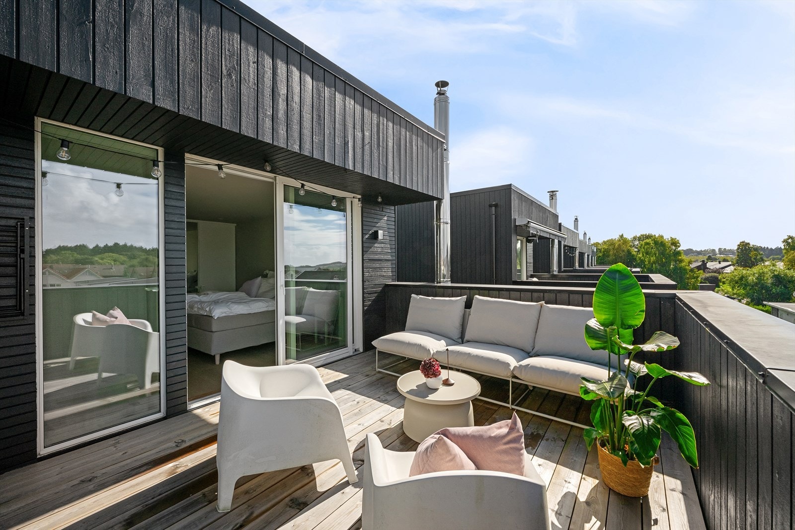 Ute på takterrassen har du god plass til sittegruppe og godstoler, samt krok-oppheng for hengekøyen. Senk skuldrene og nyt himmelens fargesprell. Galleribilde