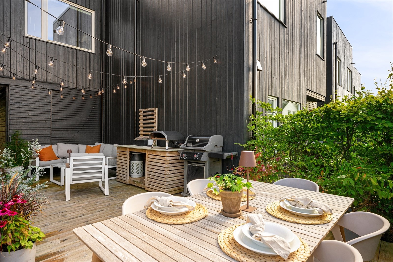 Perfekt for utekjøkken og sosial samling. Trygt for småbarn. Masse plass til langbord og sofagruppe. Skyvedør til carport gir trygge rammer, men enkel tilgang. Galleribilde