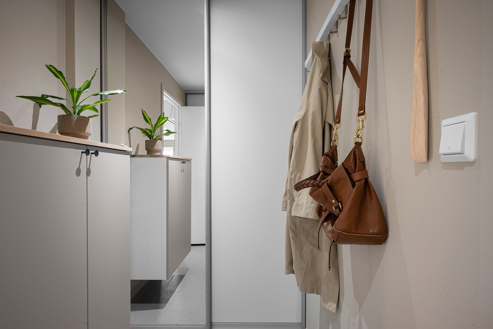 Skyvedørsgarderobe og vegghengt kommode. Bi-inngang med masse hylleplass og rom for oppheng. Praktisk og tørrskodd inn fra carport eller sykkelboden. Galleribilde