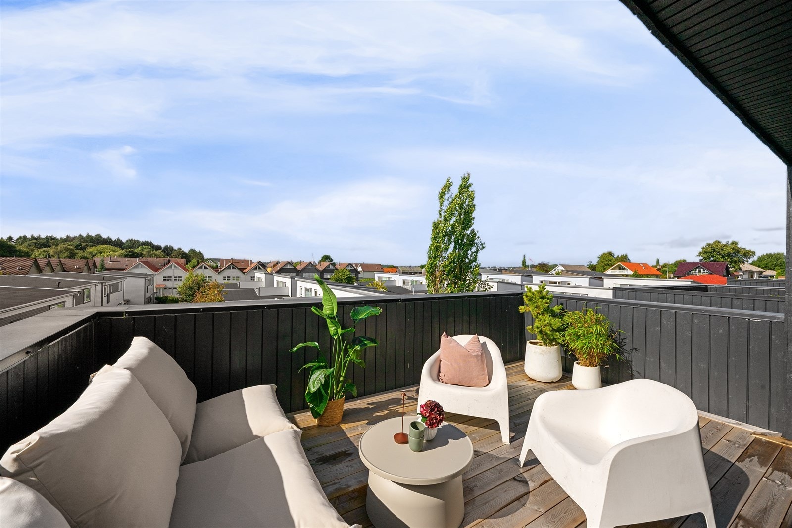 Sol så lenge det er sol. Ute på takterrassen har du god plass til sittegruppe og godstoler, samt krok-oppheng for hengekøyen. Senk skuldrene og nyt himmelens fargesprell. Galleribilde