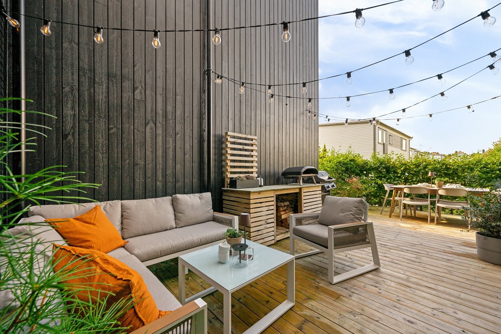 Rett ut fra kjøkken/stue på solrik og lun terrasse. Her har du frodig bøkehekk og god plass til både sofagruppe, spisestue, utekjøkken og godstoler. Uten innsyn og trygge rammer for småbarn eller hund. Galleribilde