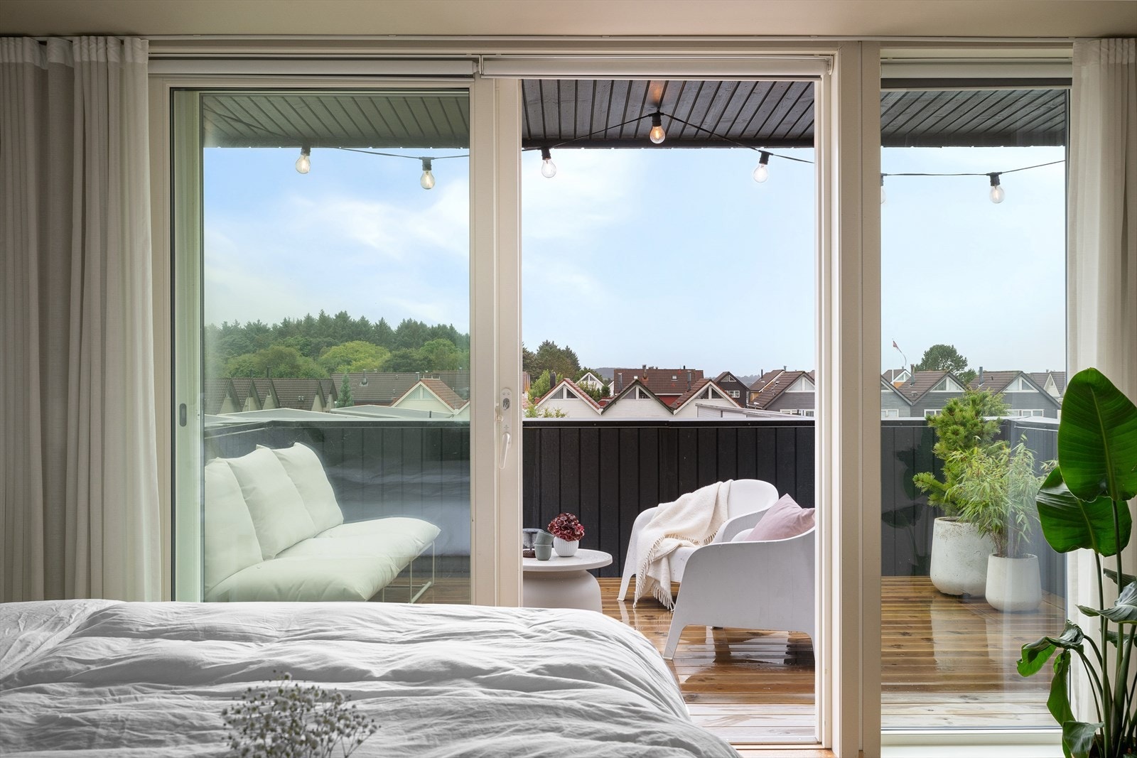 Våkne til samme herlige utsikt og åpne himmel med grønne lunger nede ved Stokkavannet. Galleribilde