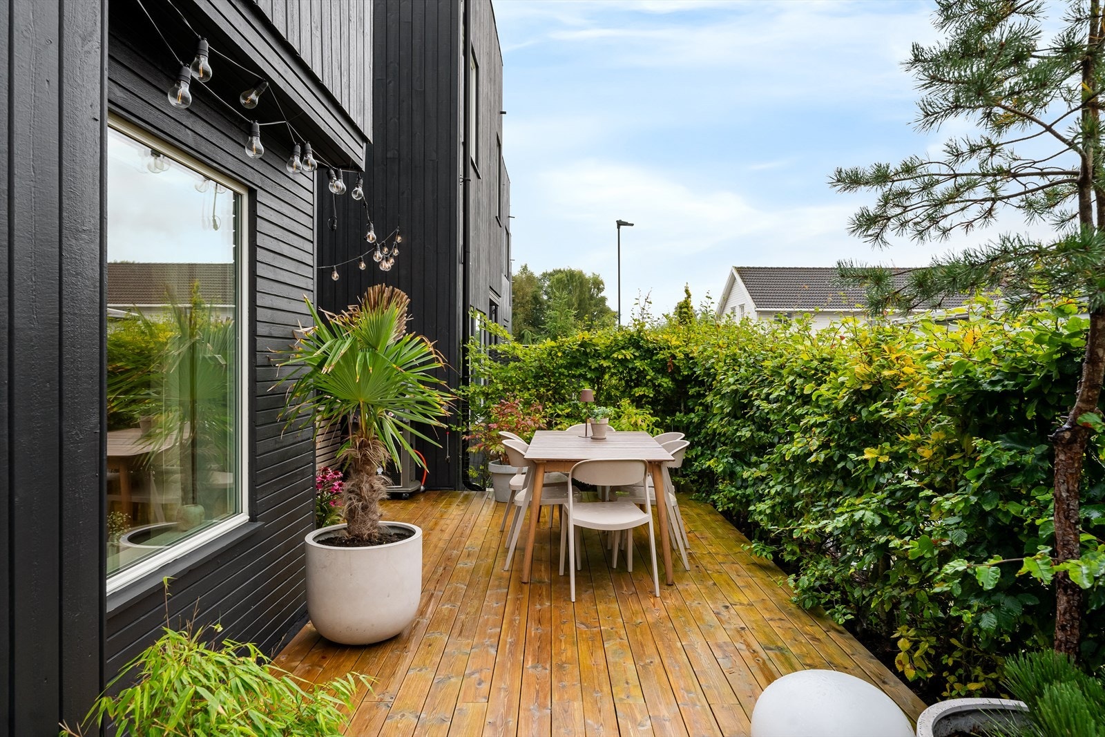 Uterom som innbyr til besøk. Her er det kjekt å fyre opp pizzaovnen og kose seg med besøk. Galleribilde