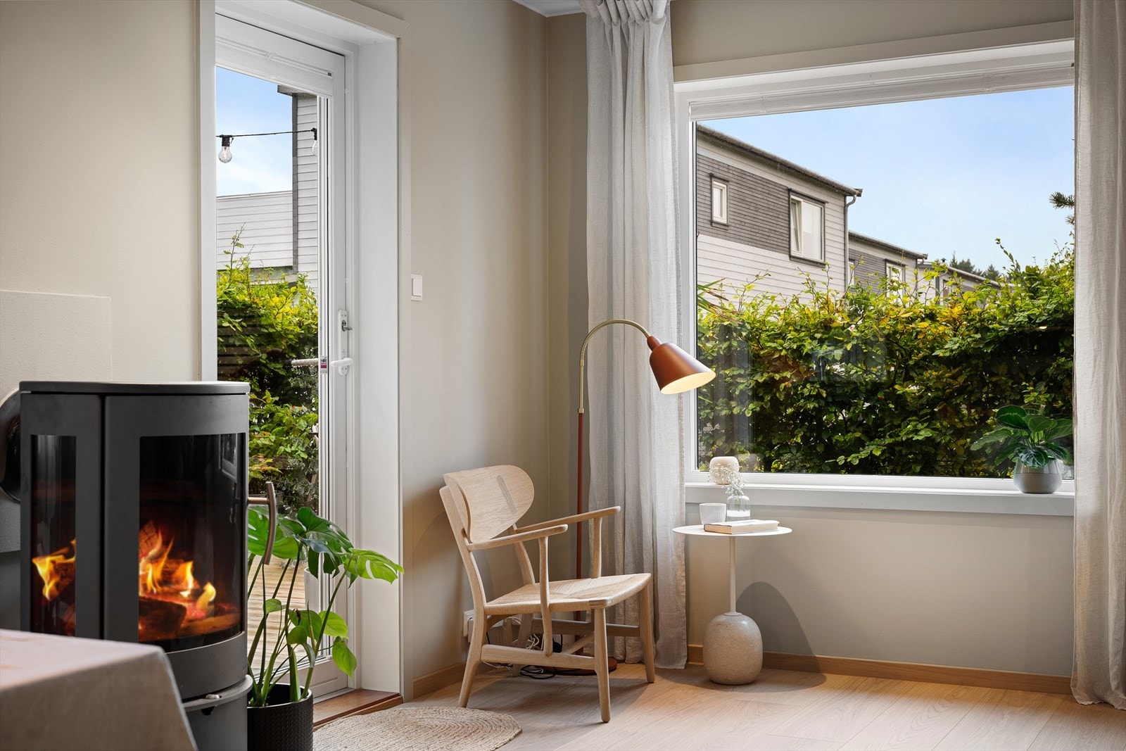 Mye naturlig lys, peisovn for ekstra kos, varmepumpe for jevn temperatur og direkte tilgang til lun og solrik terrasse - gir et allrom hvor det er godt å være. Galleribilde