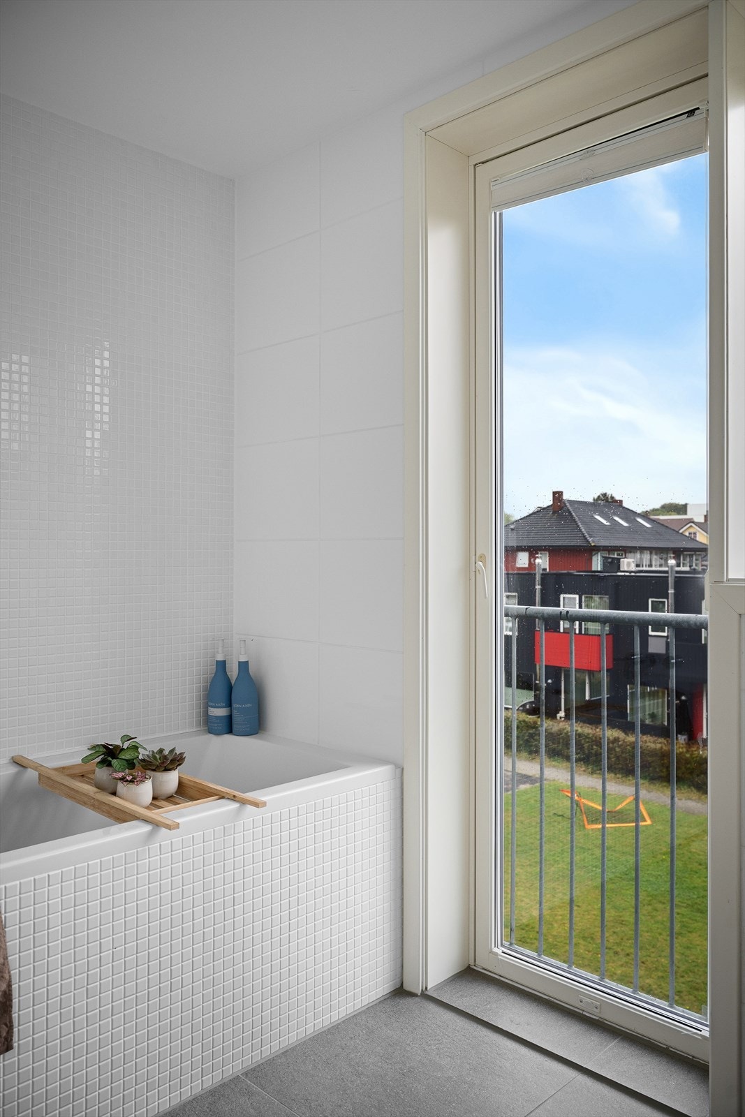 Utsikt fra badekaret. Mye naturlig lys skaper flott romfølelse og det beste sminkelyset. Galleribilde