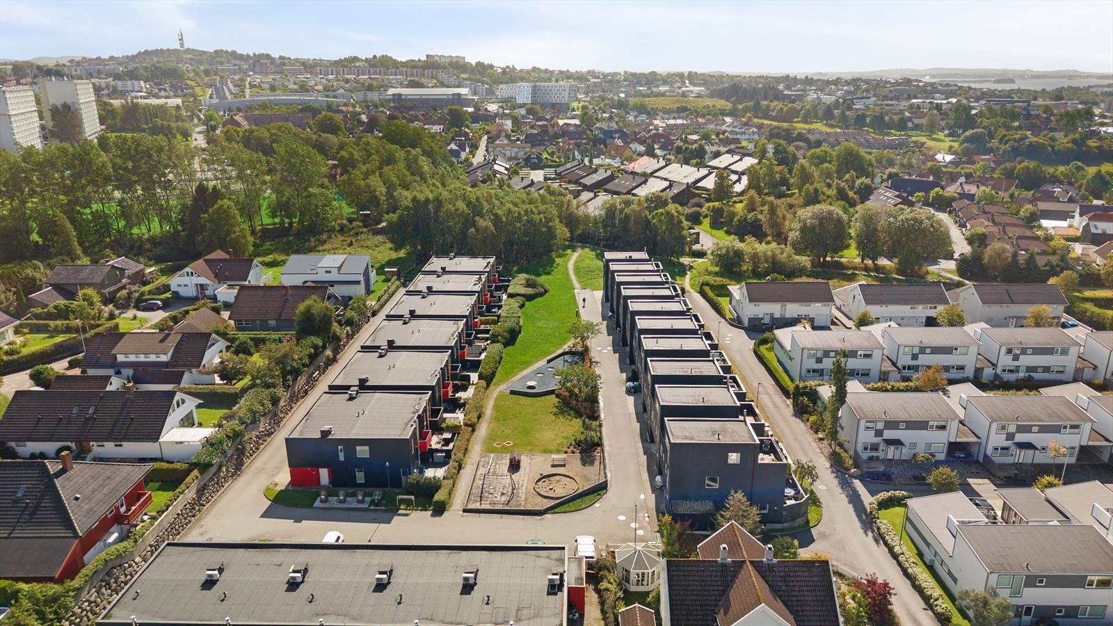 Rolig gate med god boltreplass rundt dørene og rett i turstien. Ingen gjennomgangstrafikk. Galleribilde