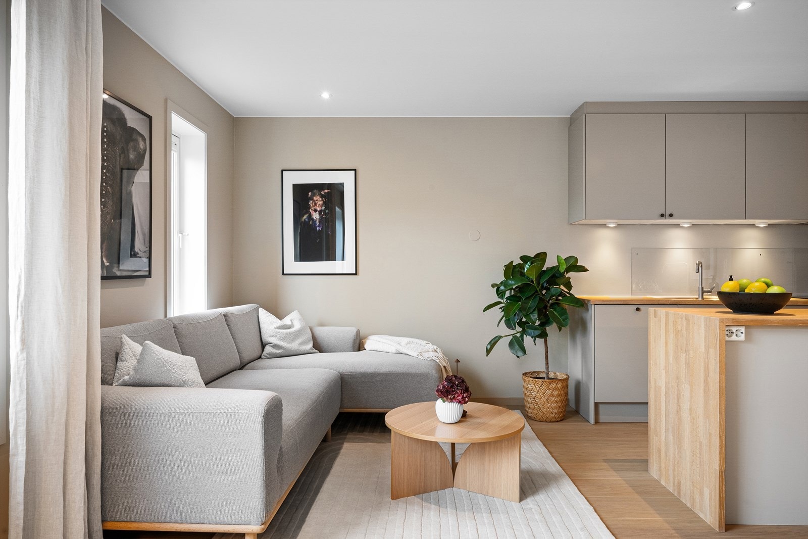 Kjøkken/allrom med lounge. Her kan en møblere både med godstol og leksekrok, lounge/sittegruppe, samt spisestue som kan trekkes ut. Vinduer på flere sider gir mye naturlig lys. Spotter i tak og under overskap. Galleribilde