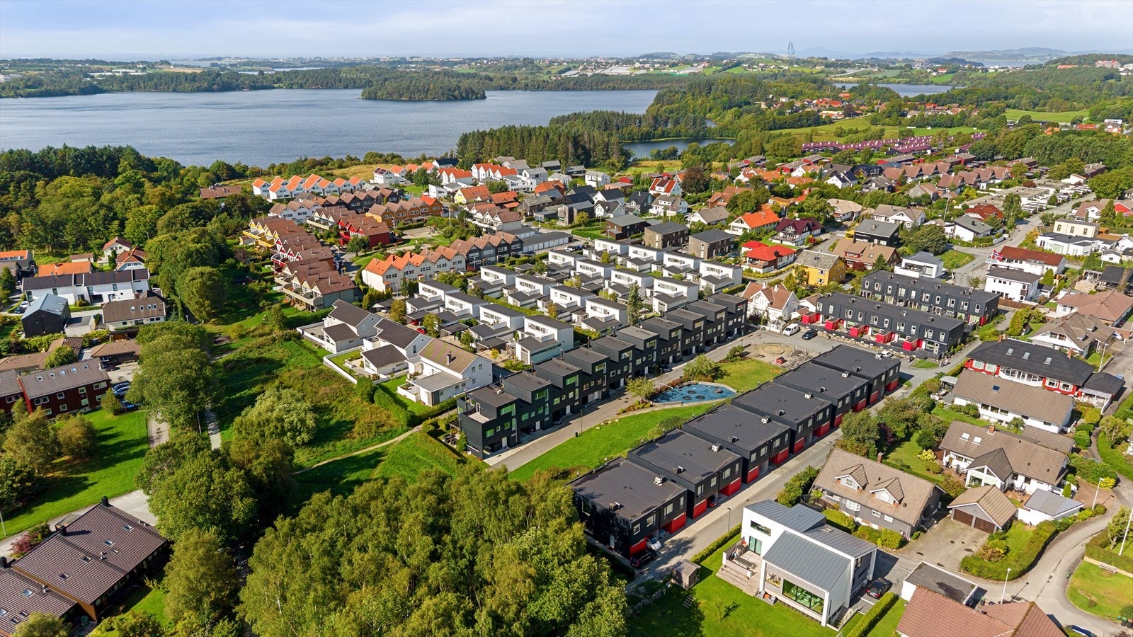 Herlige grøntareal på alle kanter og kun få min til alt en hverdag eller helg skal inneholde. Her er det bokvalitet på øverste hylle. Et fantastisk nabolag med trygge rammer for barna. Galleribilde