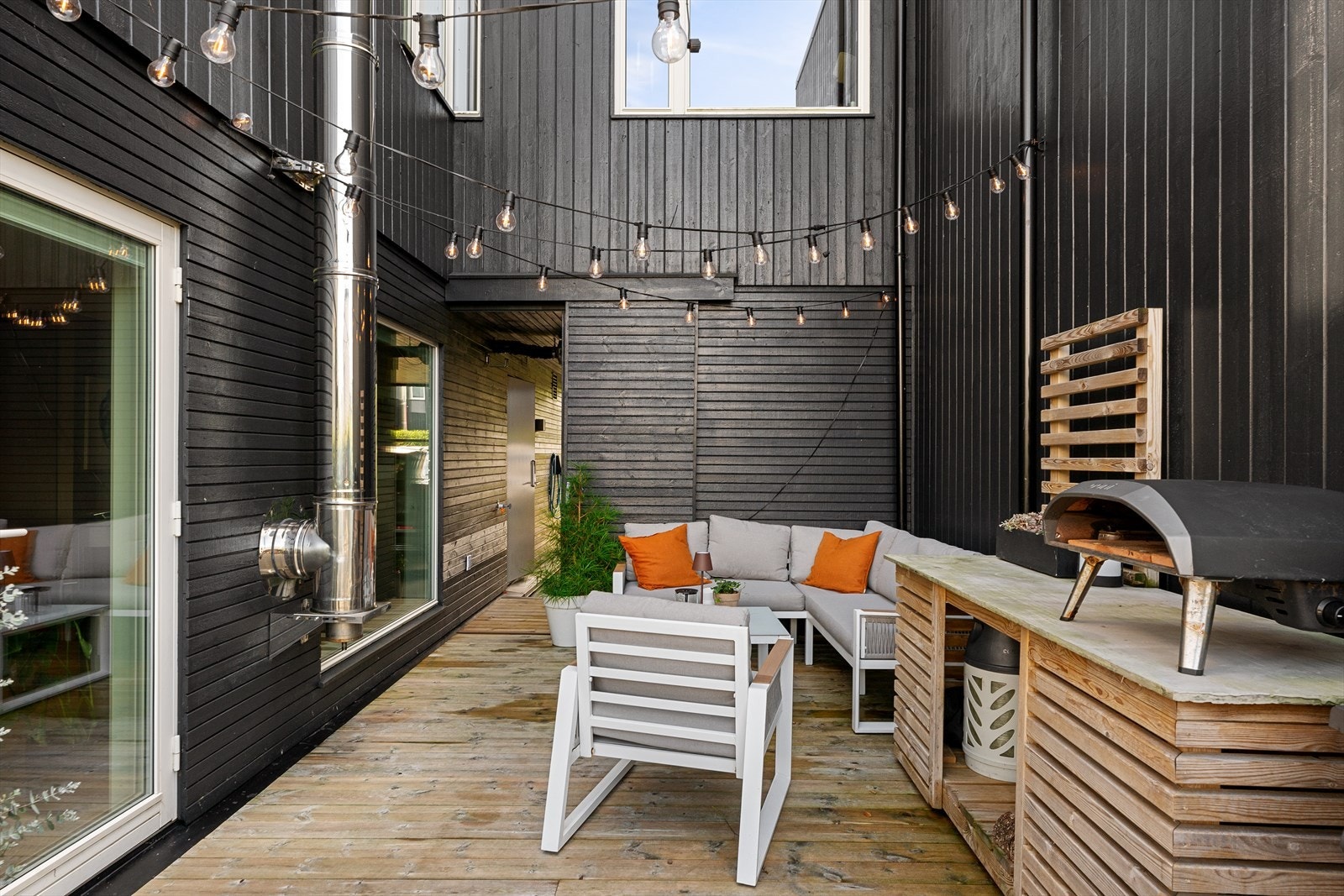 Praktiske uterom og tilgang både fra kjøkken/allrom og carport med bod. Galleribilde