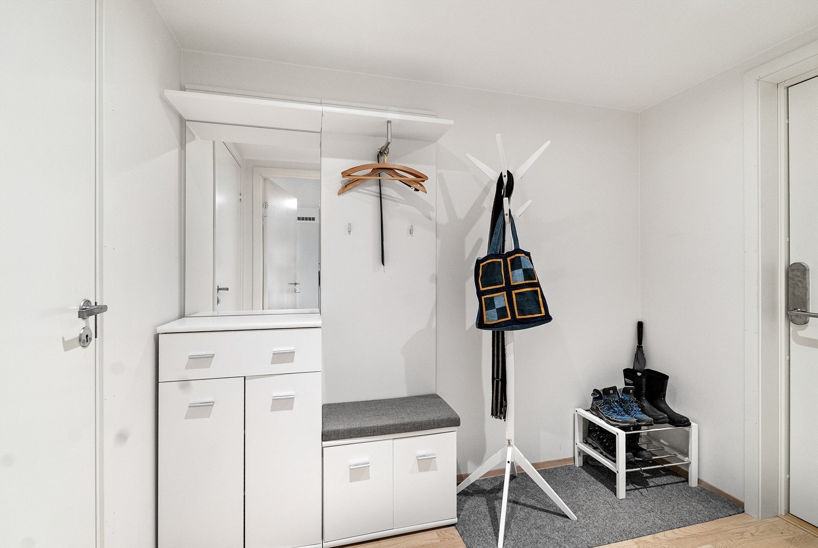Praktisk gang med parkettgulv og god plass til yttertøy og sko. Galleribilde