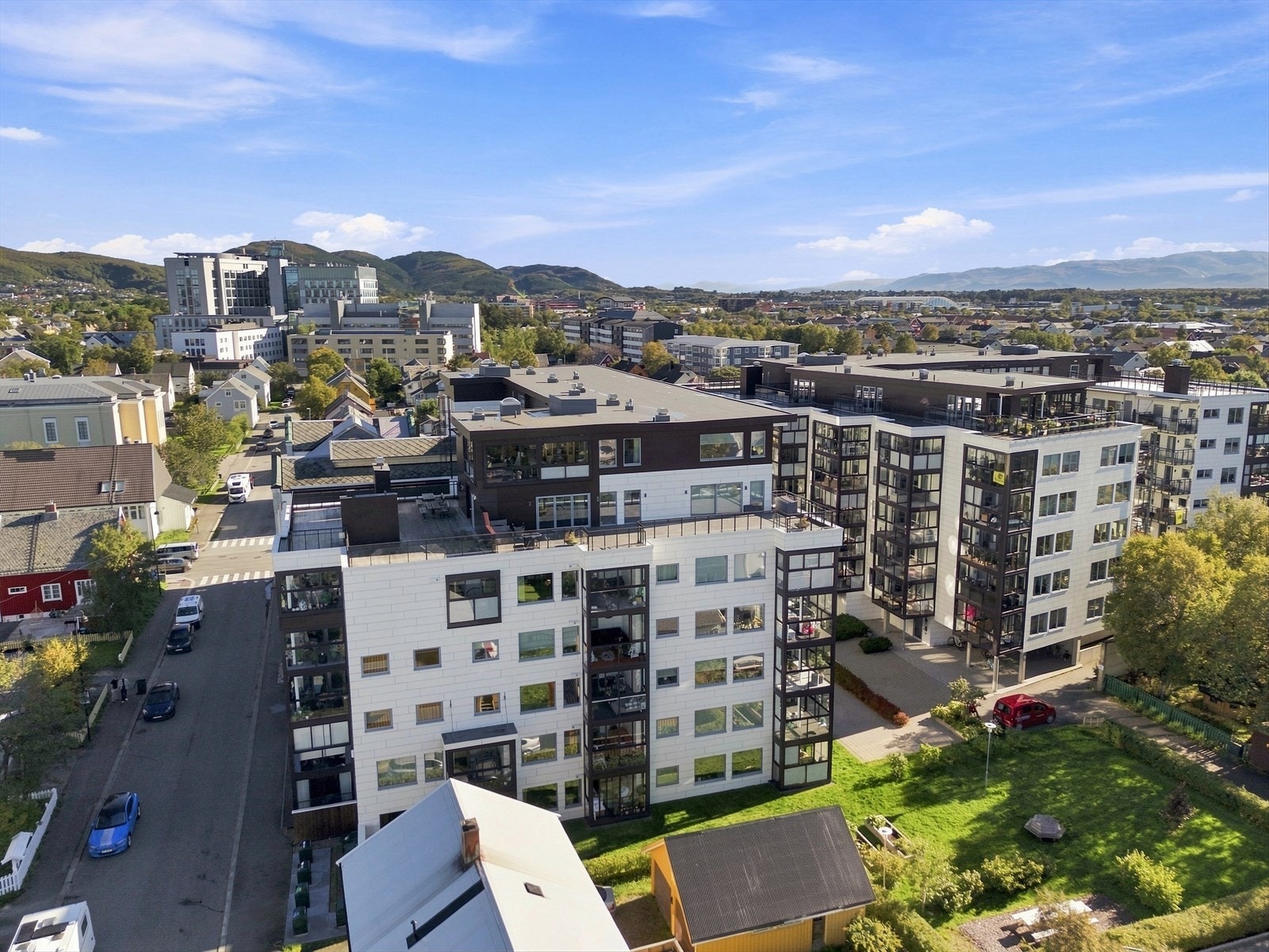 Kort gangavstand til både Bankgata, Bodø stasjon og sentrumskjernen. Galleribilde