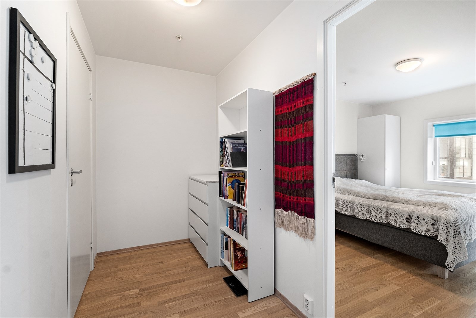 Mellomgangen forbinder oppholdsrommet med soverommene og har plass til oppbevaring. Galleribilde