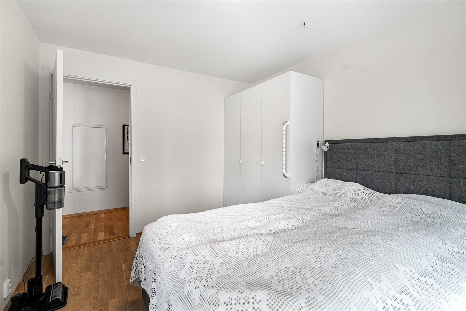 Rommet har parkett på gulvet og god plass til klesskap. Galleribilde