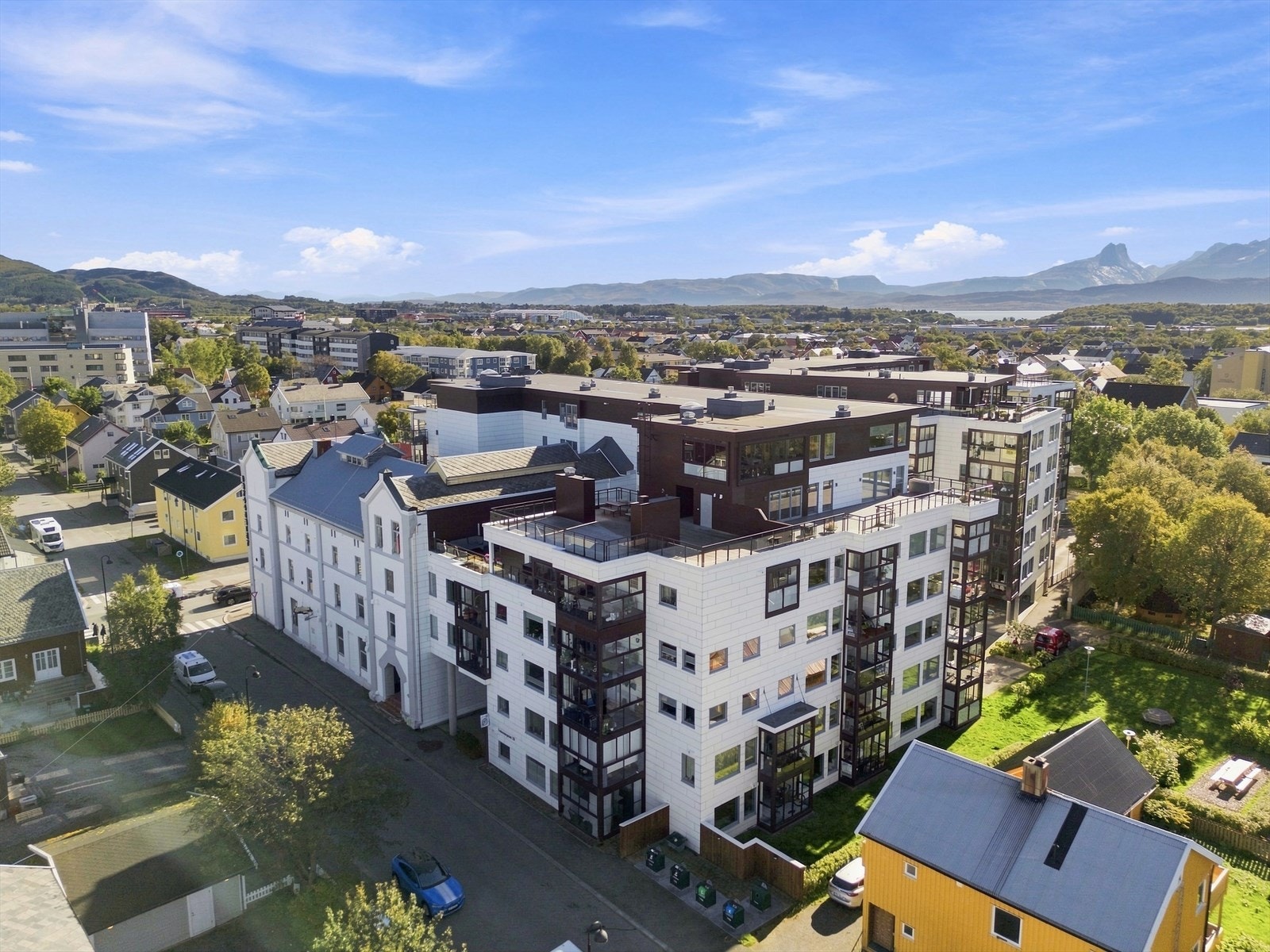 Velkommen til Fredensborgveien 124A - en lys, stilren og romslig 3-romsleilighet med innglasset balkong og garasjeplass. Galleribilde