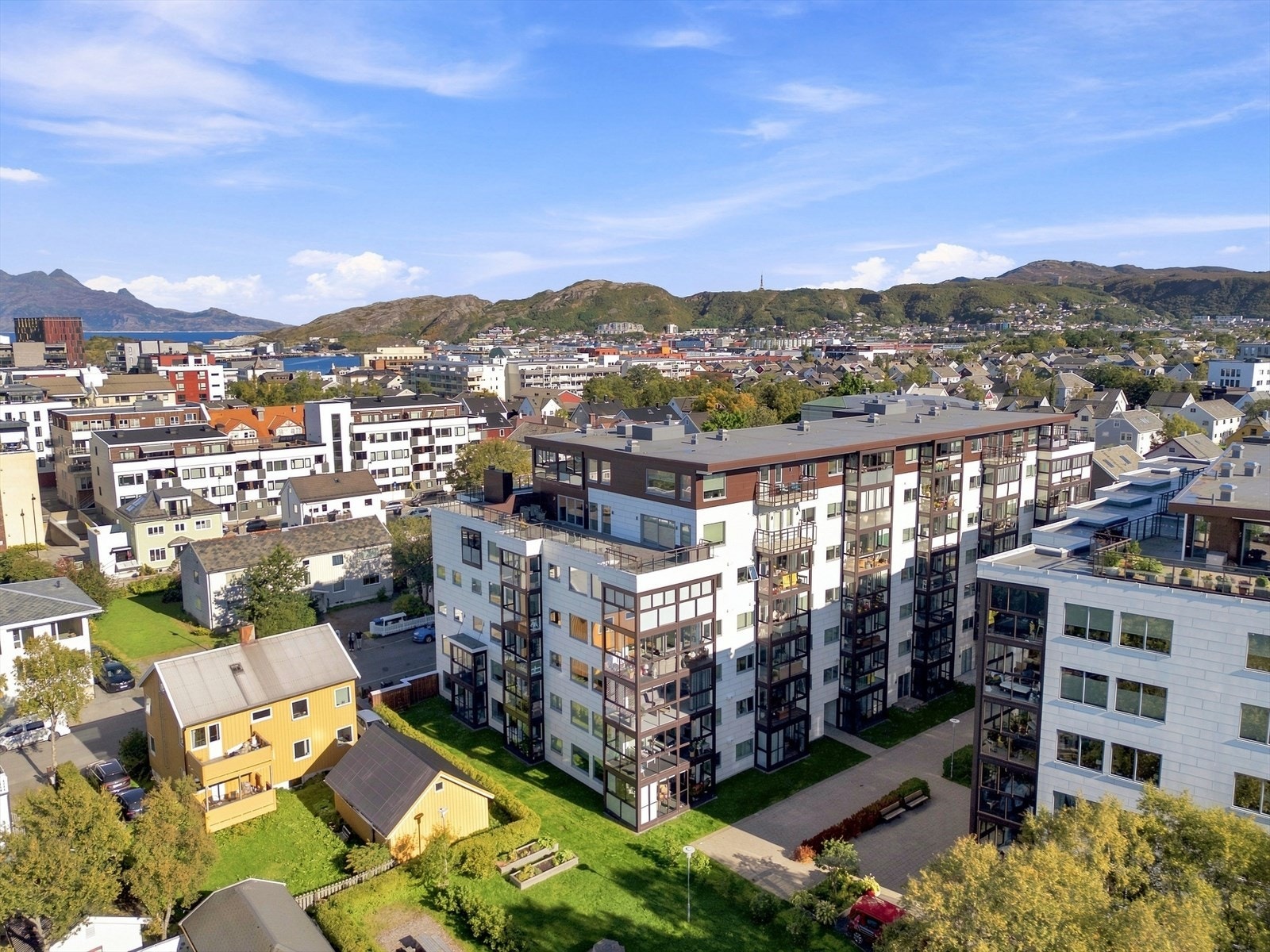 Fra nærområdet er det kort vei til Rensåsparken, shopping i Glasshuset og havnepromenaden. Galleribilde