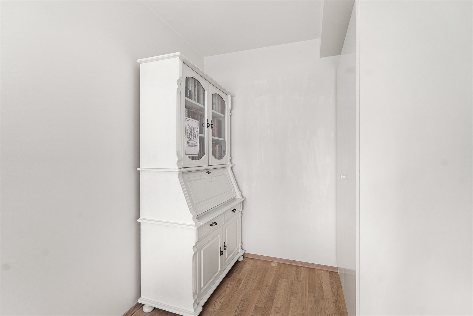 Boligen har gang med plass til oppbevaring (avbildet), samt innvendig og utvendig bod. Galleribilde