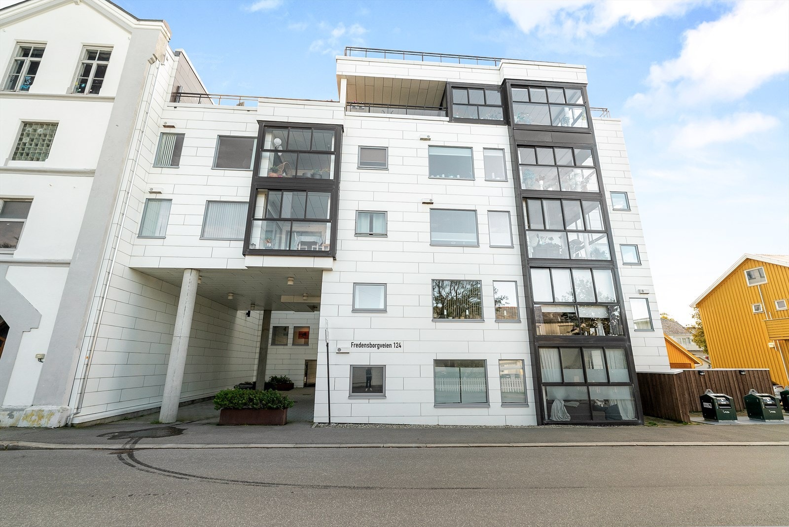 Adkomst fra Fredensborgveien med gjennomgang til det indre gårdsrommet. Galleribilde