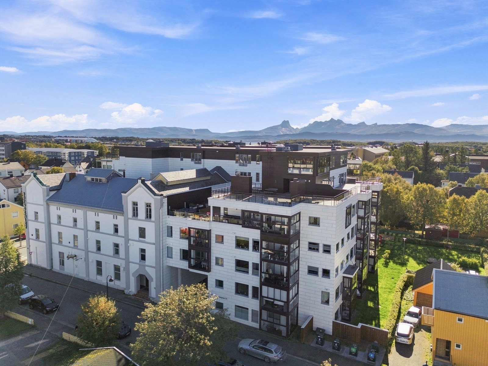 Sameiet Bryggerihagen har en sentral beliggenhet i Bodø med kort vei til sentrum og omkringliggende fjell. Galleribilde