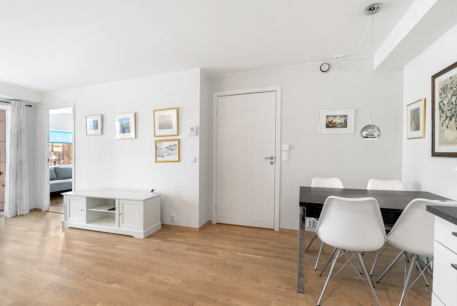 Fra spisestuen er det direkte adkomst videre inn til gang og soveavdeling. Galleribilde