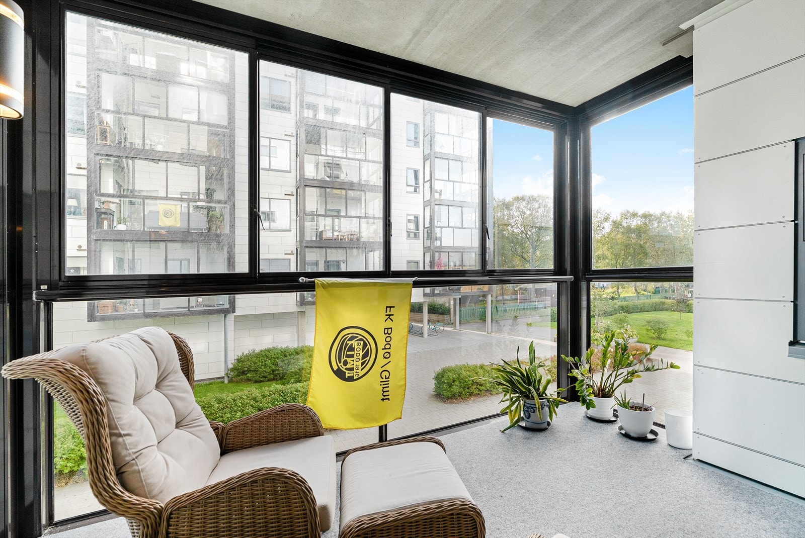 Innglassingen kan åpnes på varme dager, og har utsyn over sameiets grøntarealer. Galleribilde