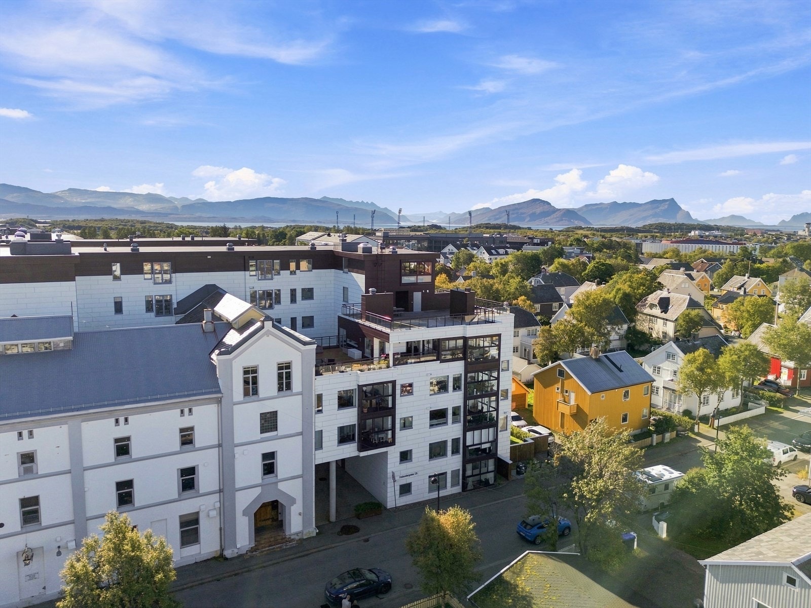 Eiendommen ligger i et rolig og veletablert boligstrøk med gangavstand til byens fasiliteter. Galleribilde