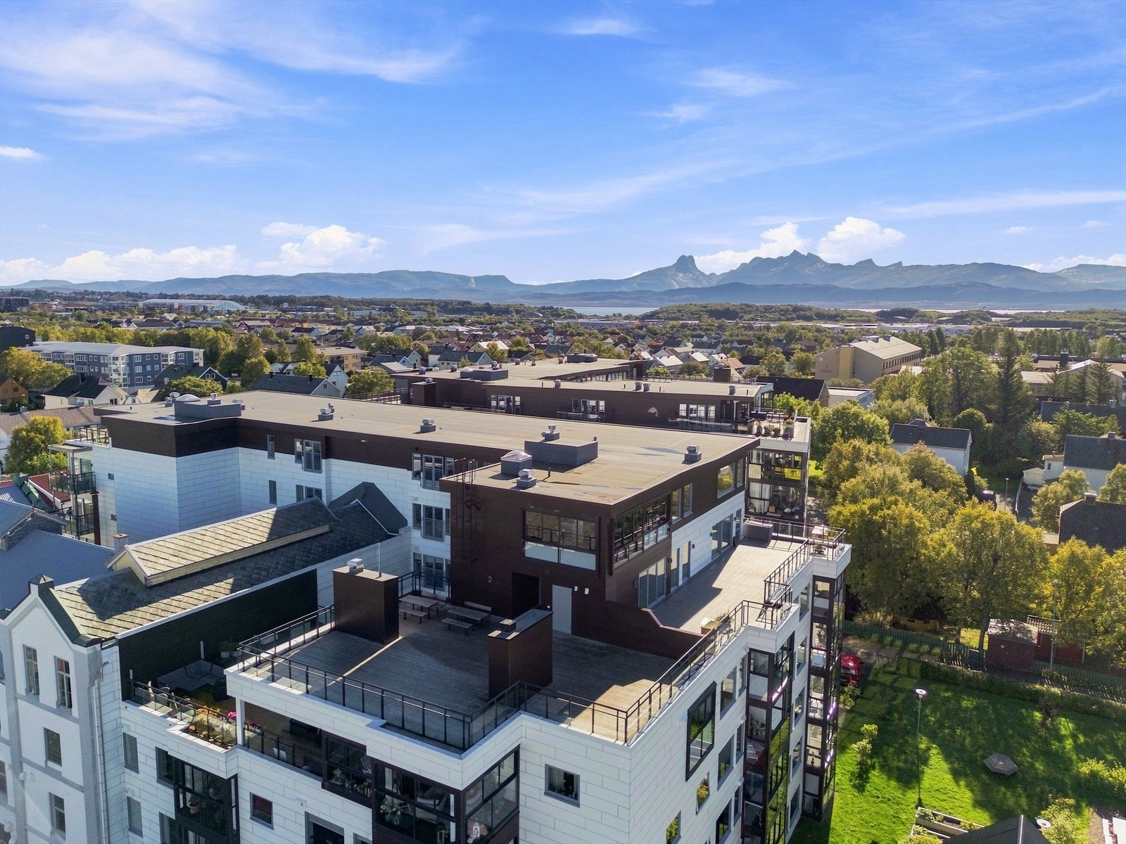 Moderne boligbygg fra 2018 med heisadkomst og velholdte fellesarealer. Galleribilde
