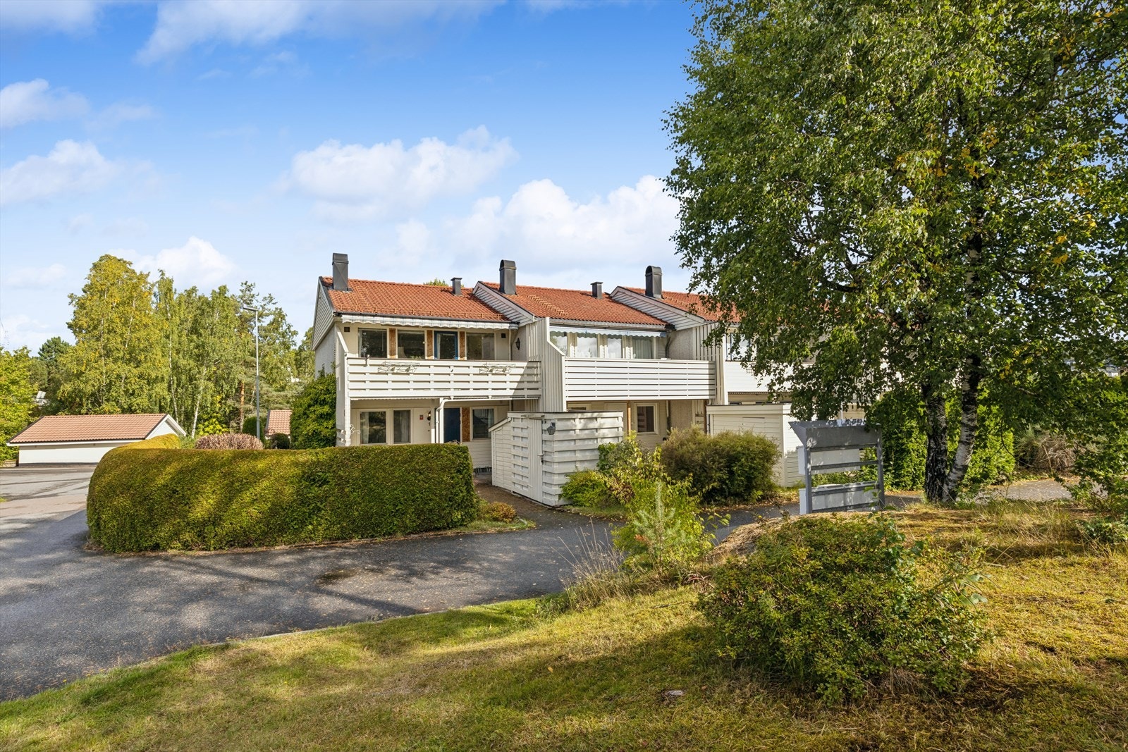 Eiendommen ligger i et etablert boligområde med kort vei til Greverud skole og stasjon. Galleribilde