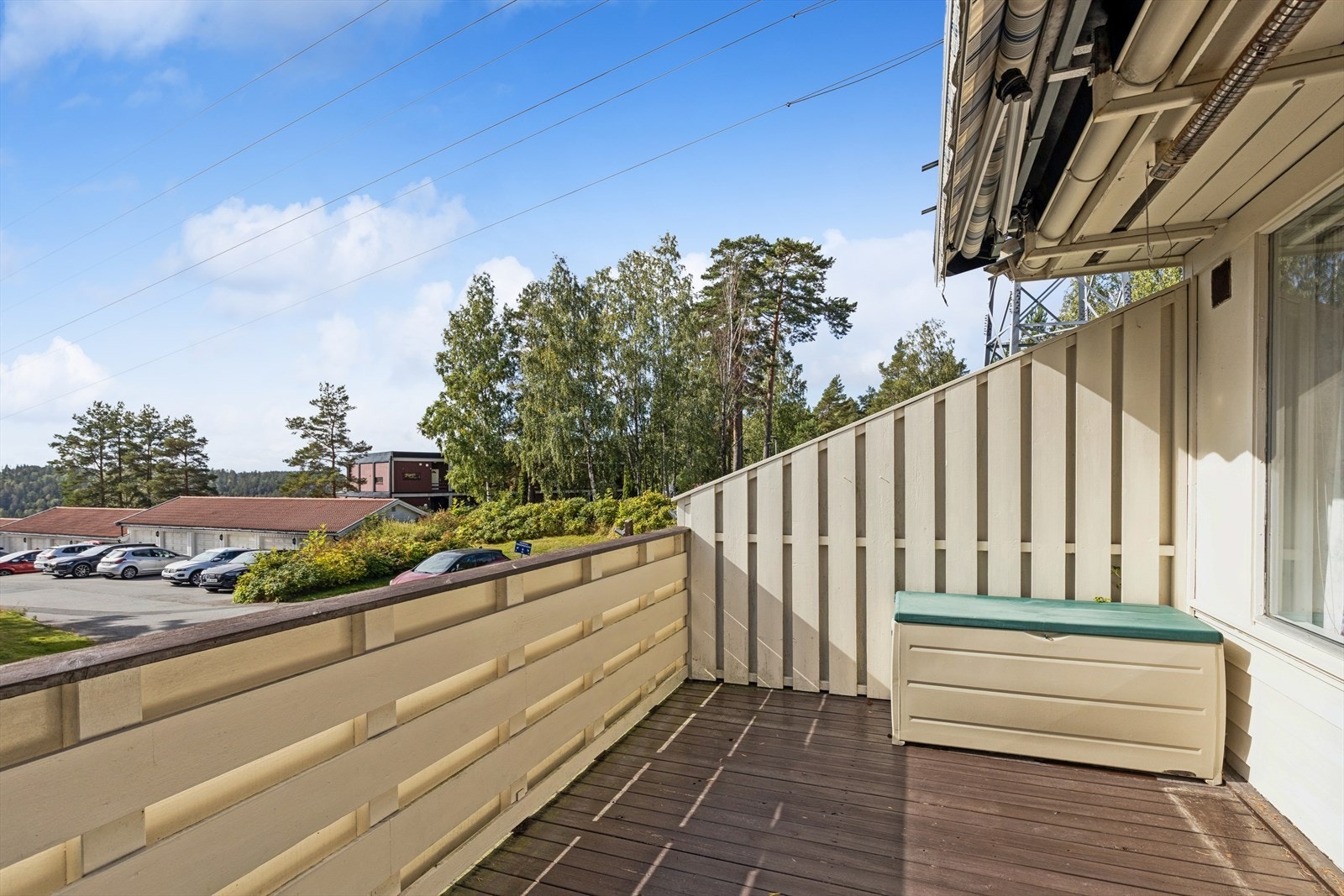 Balkongen i andre etasje har levegg og markise. Galleribilde