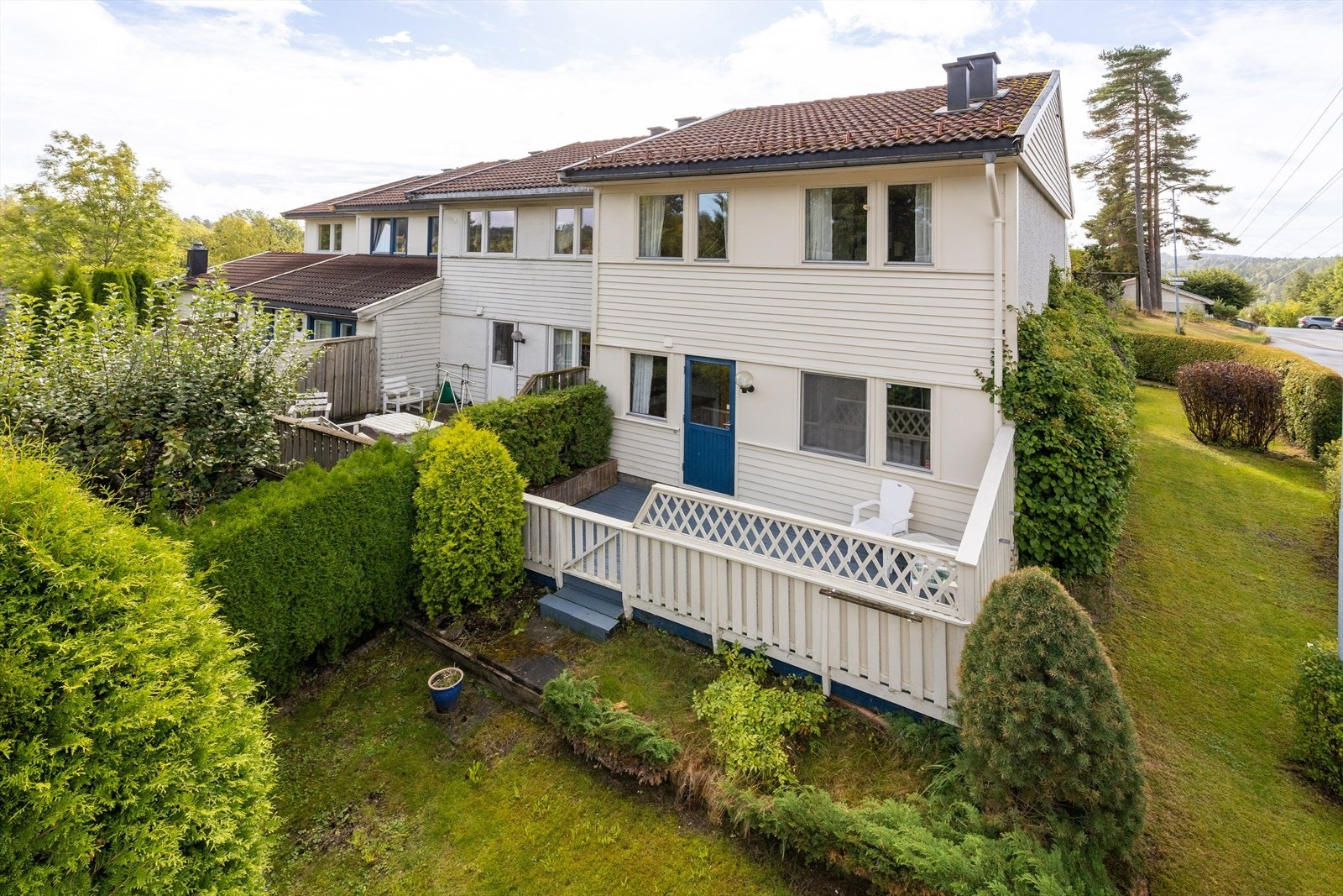 Enderekkehus over to plan med skjermet hage, terrasse, balkong og garasjeplass i felles rekke. Galleribilde