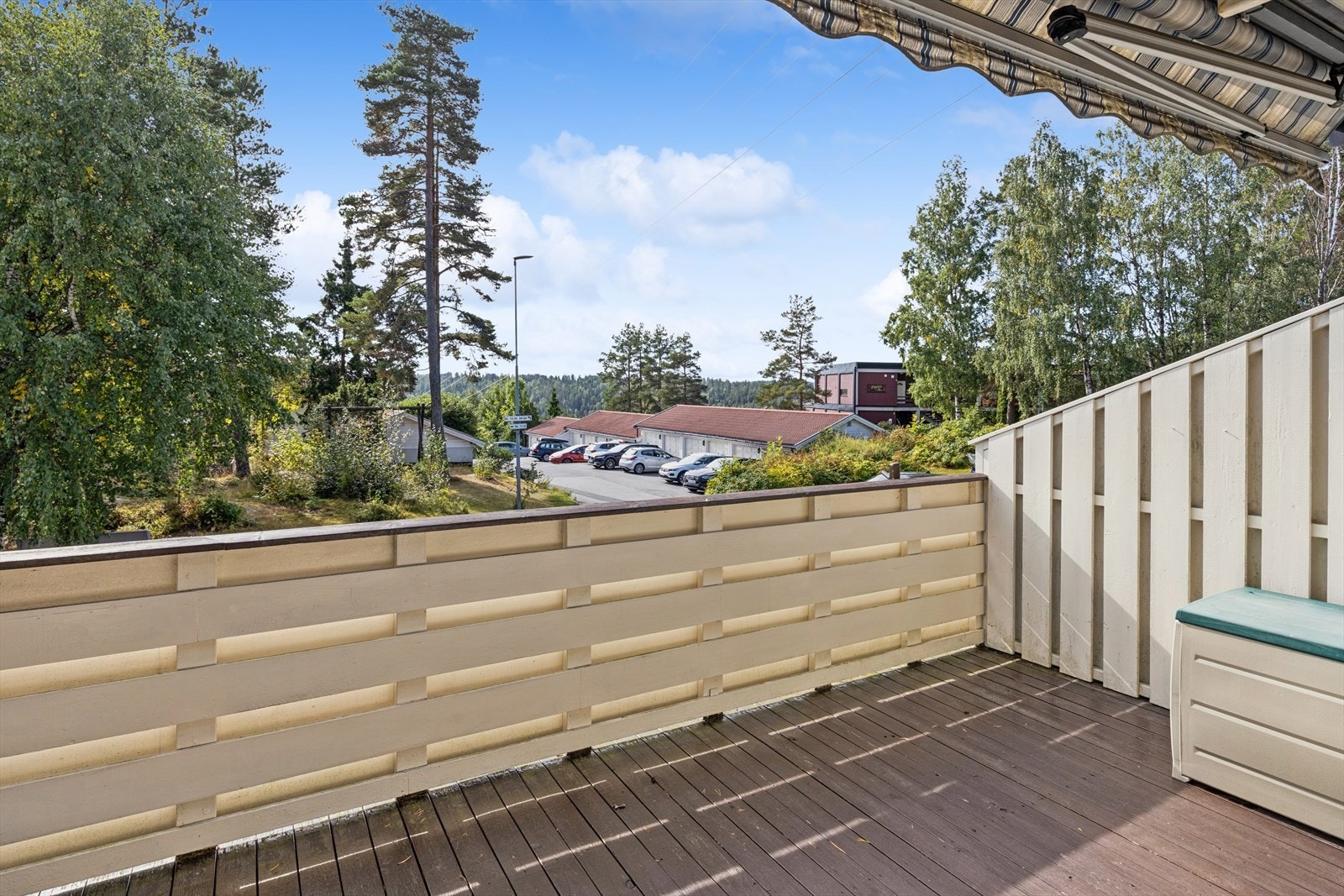 Fra balkongen er det fritt utsyn over fellesarealene og omkringliggende natur. Galleribilde