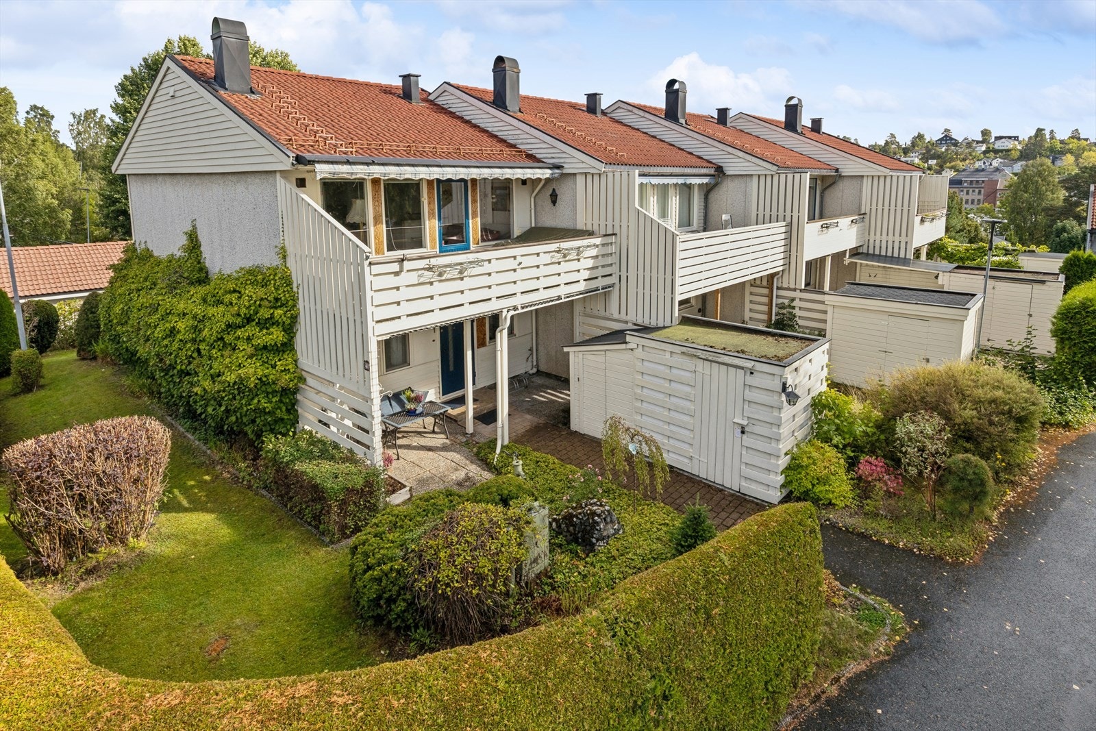 Enderekkehuset ligger pent til i et barnevennlig og rolig bomiljø på Greverud. Galleribilde