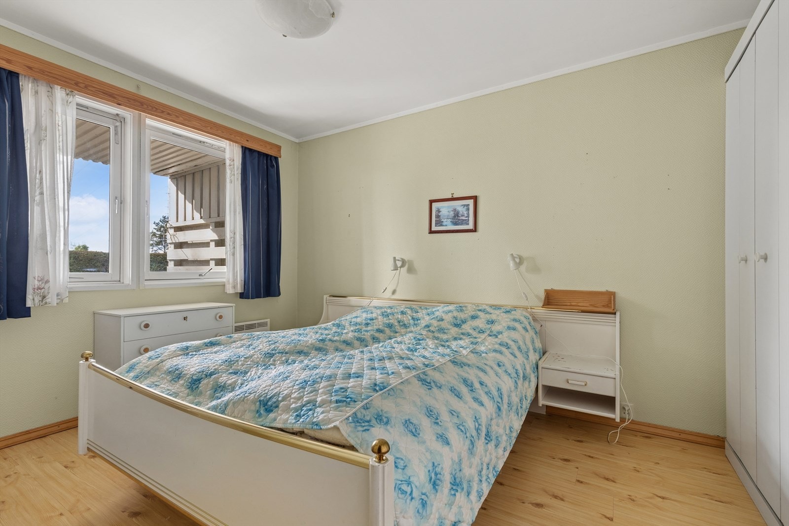 Hovedsoverommet har god plass til dobbeltseng og oppbevaring i garderobeskap. Galleribilde