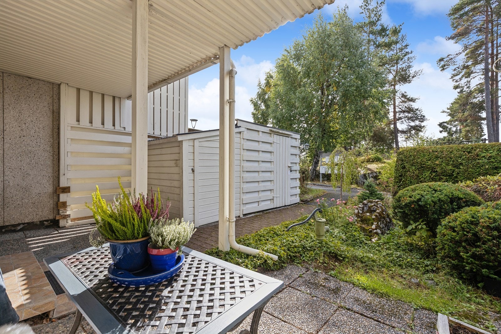 Tilknyttet inngangspartiet er det en praktisk utvendig sportsbod. Galleribilde