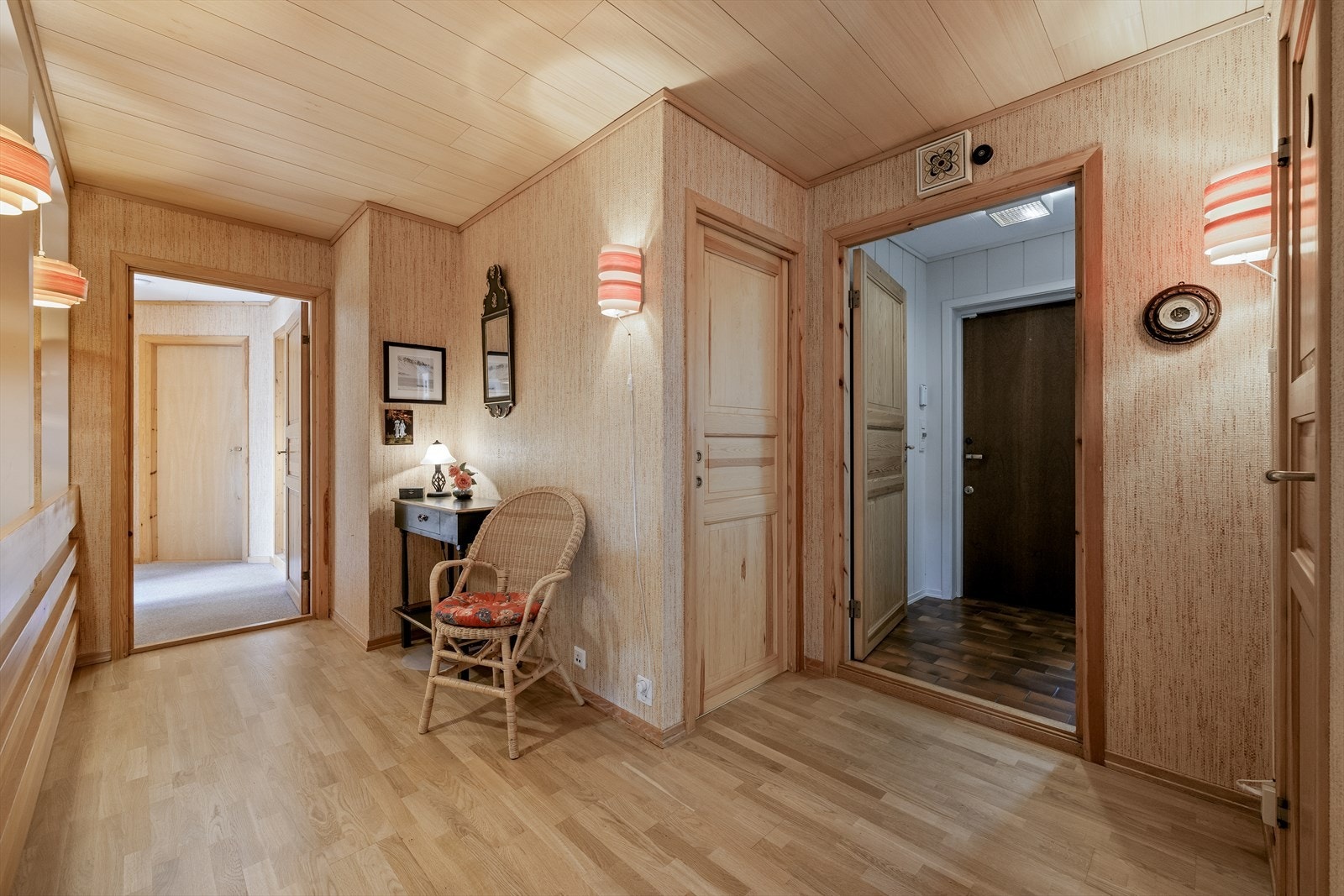Fra gang i 1. etasje er det vindfang med ytterdør fra baksiden av huset mot øst. Galleribilde