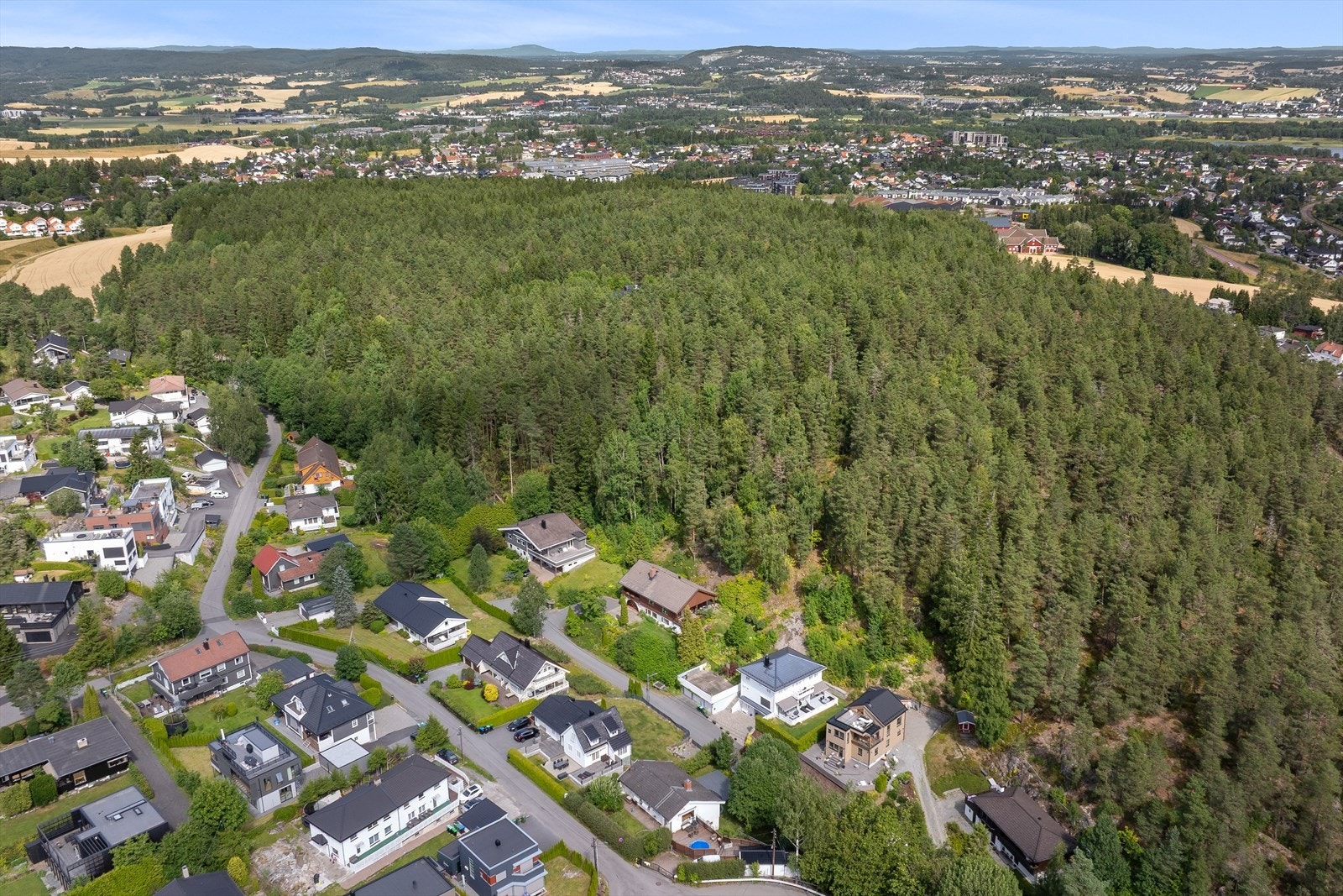 Skilleveien grenser mot vest/nord mot kommunegrensen til Lørenskog kommune. Galleribilde