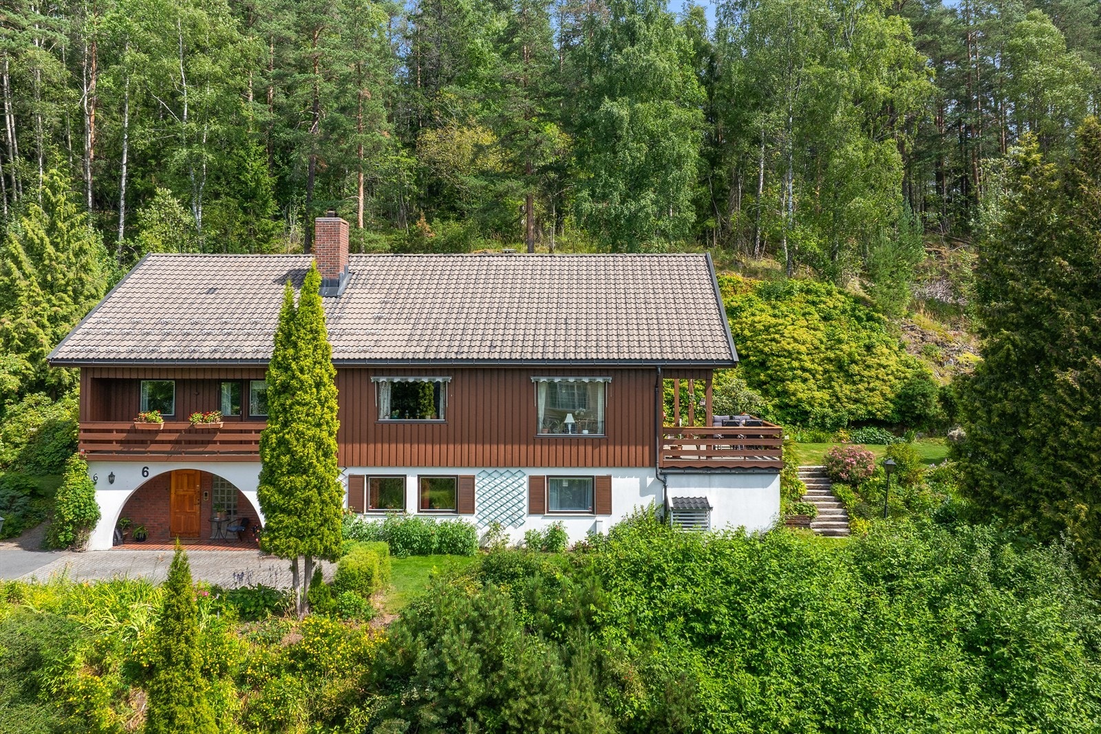 Boligen har en svært innholdsrik planløsning og har et uinnredet loft på 88 kvm som gir muligheter til å få plass til storfamilien. Galleribilde