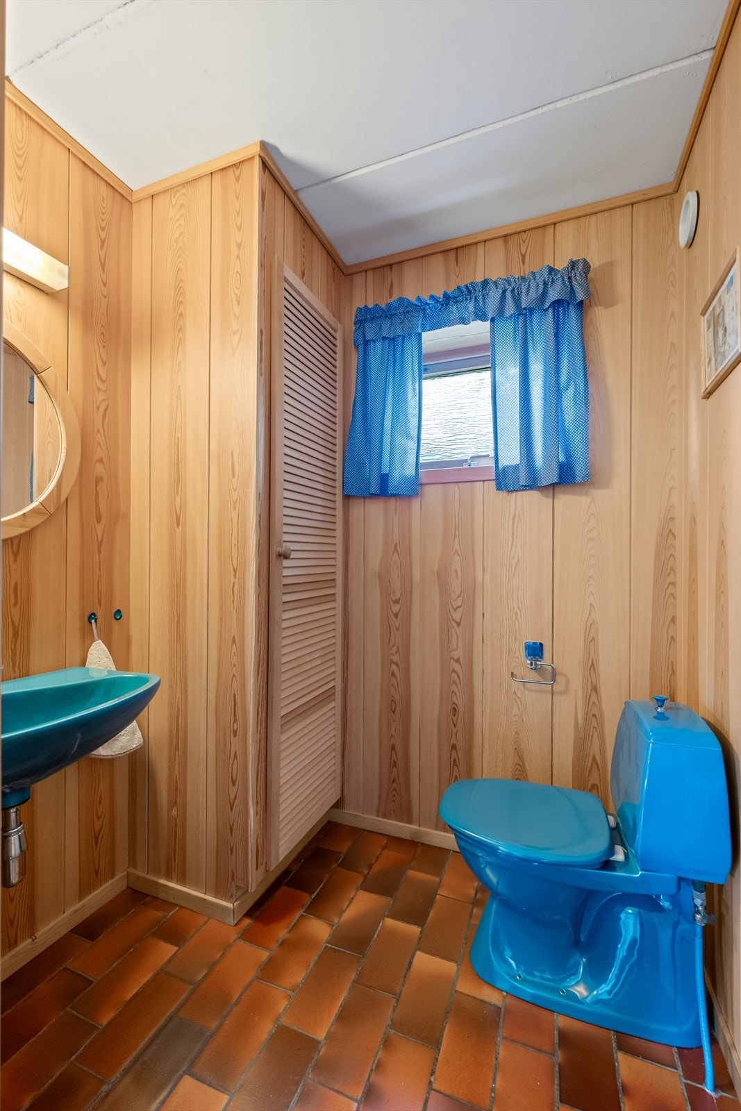 Wc-rom i kjeller, med inngang fra gangen. Galleribilde