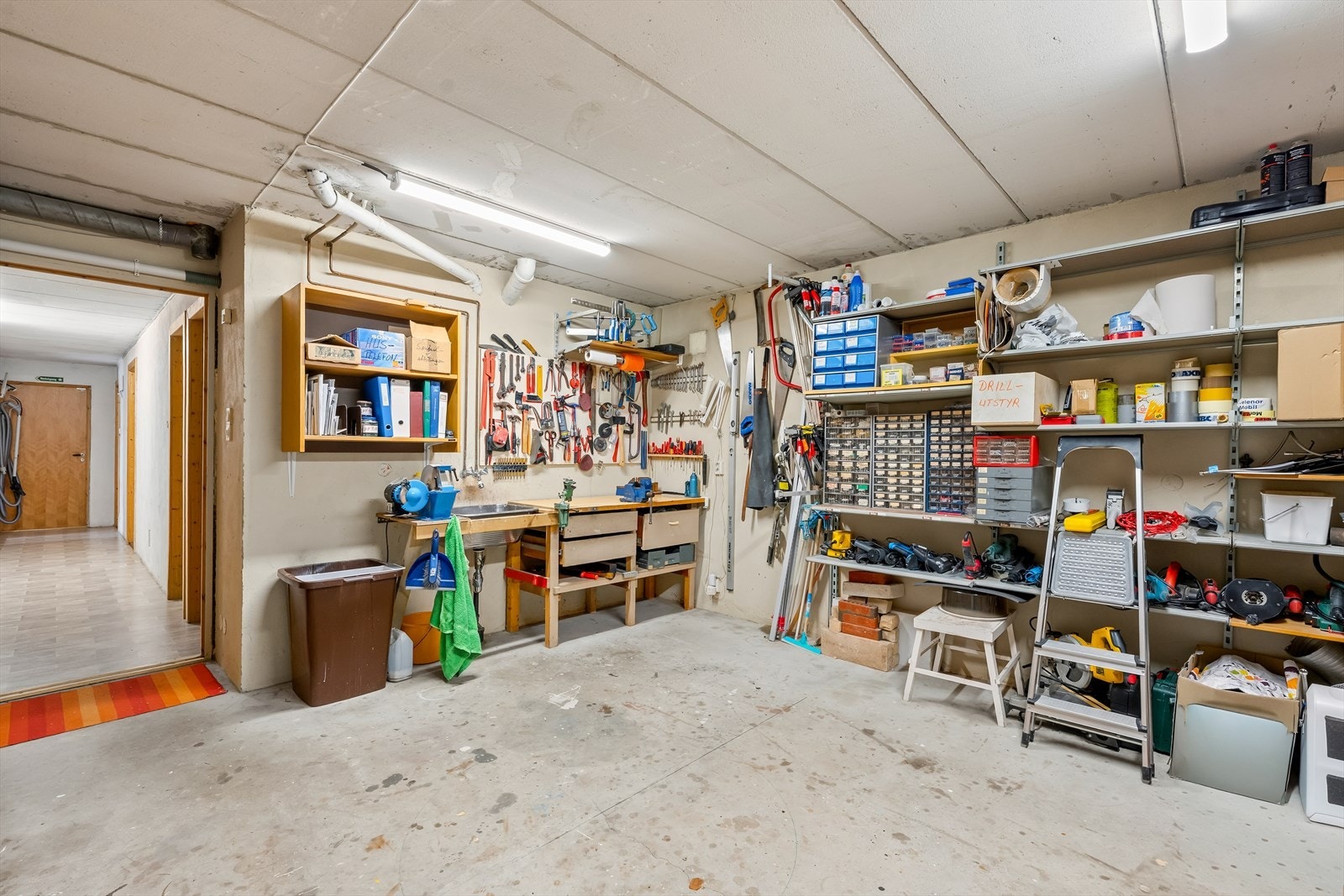 Hobbyrom i kjeller. Se til venstre mot gangen hvor det også er vaskerom og rikelig med bodrom. Galleribilde