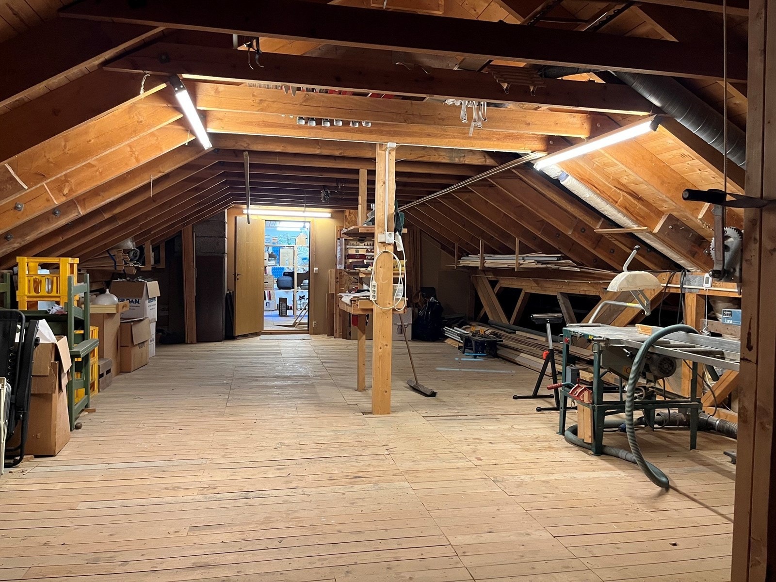 Uinnredert loft på 88 kvm med stort potensial. Adkomst via nedfellebar stige fra tak over sørvendt terrasse. Galleribilde