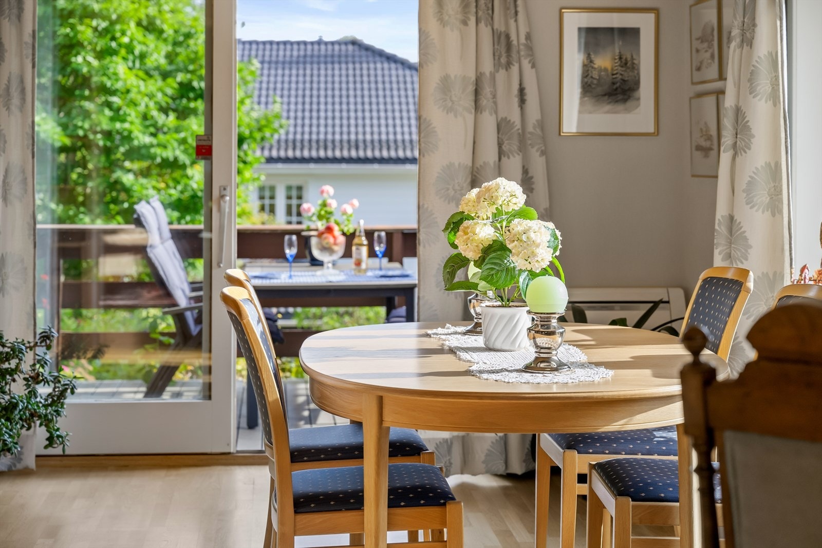Skyvedør ut mot sørvendt terrasse og hage. Galleribilde