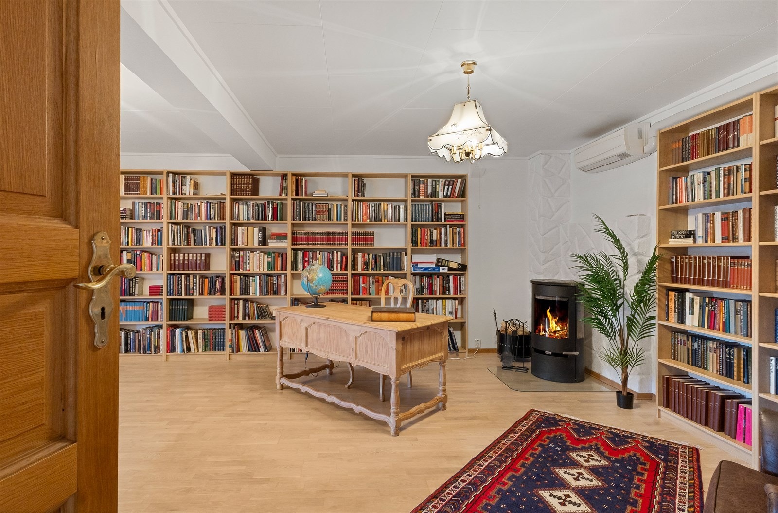 Vedovn av type Aduro er montert i biblioteket, som del av boligens ildsteder. Bokhyllene er spesialbestilt og håndlaget på mål. Galleribilde