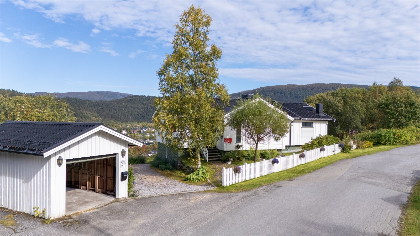 Garasje med leddport og innlagt strøm, ellers godt med parkeringsmuligheter på tomten. Galleribilde