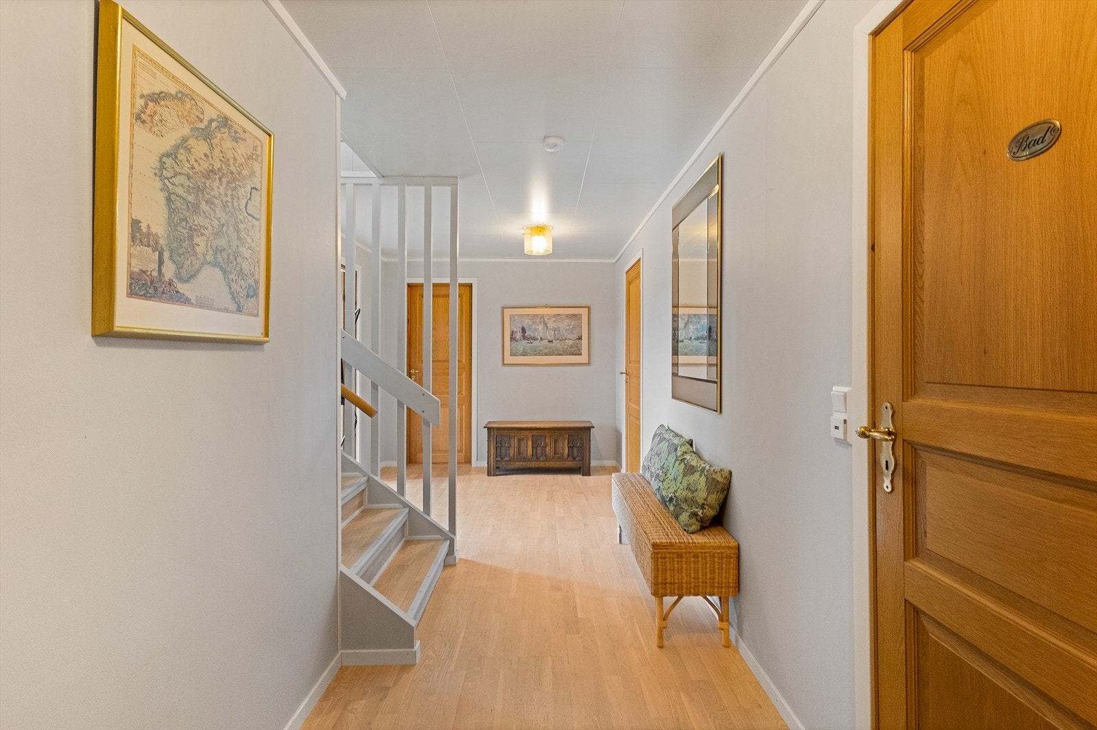 Hall mot yttergang. Galleribilde
